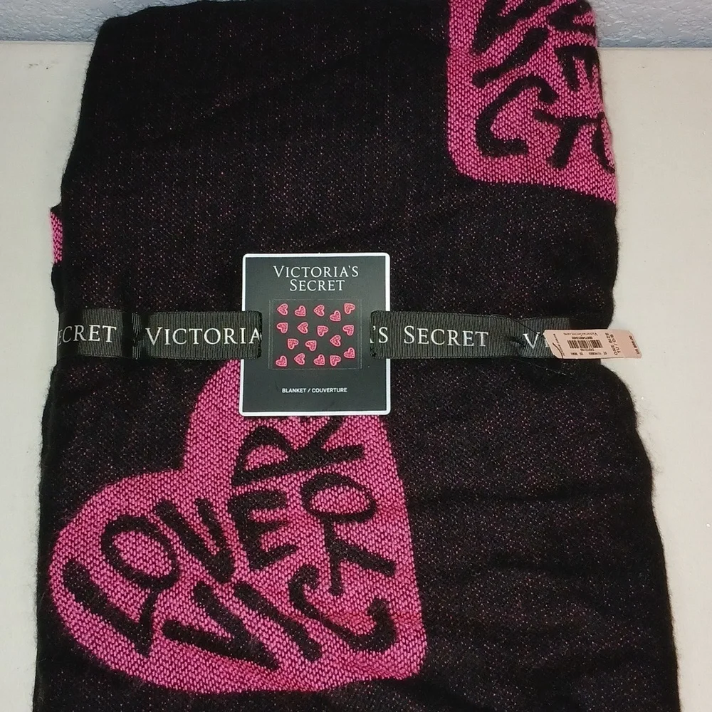 Victoria’s Secret Blanket “Love Victoria” Hearts Throw Blanket 🆕️ VS Blanket 💗